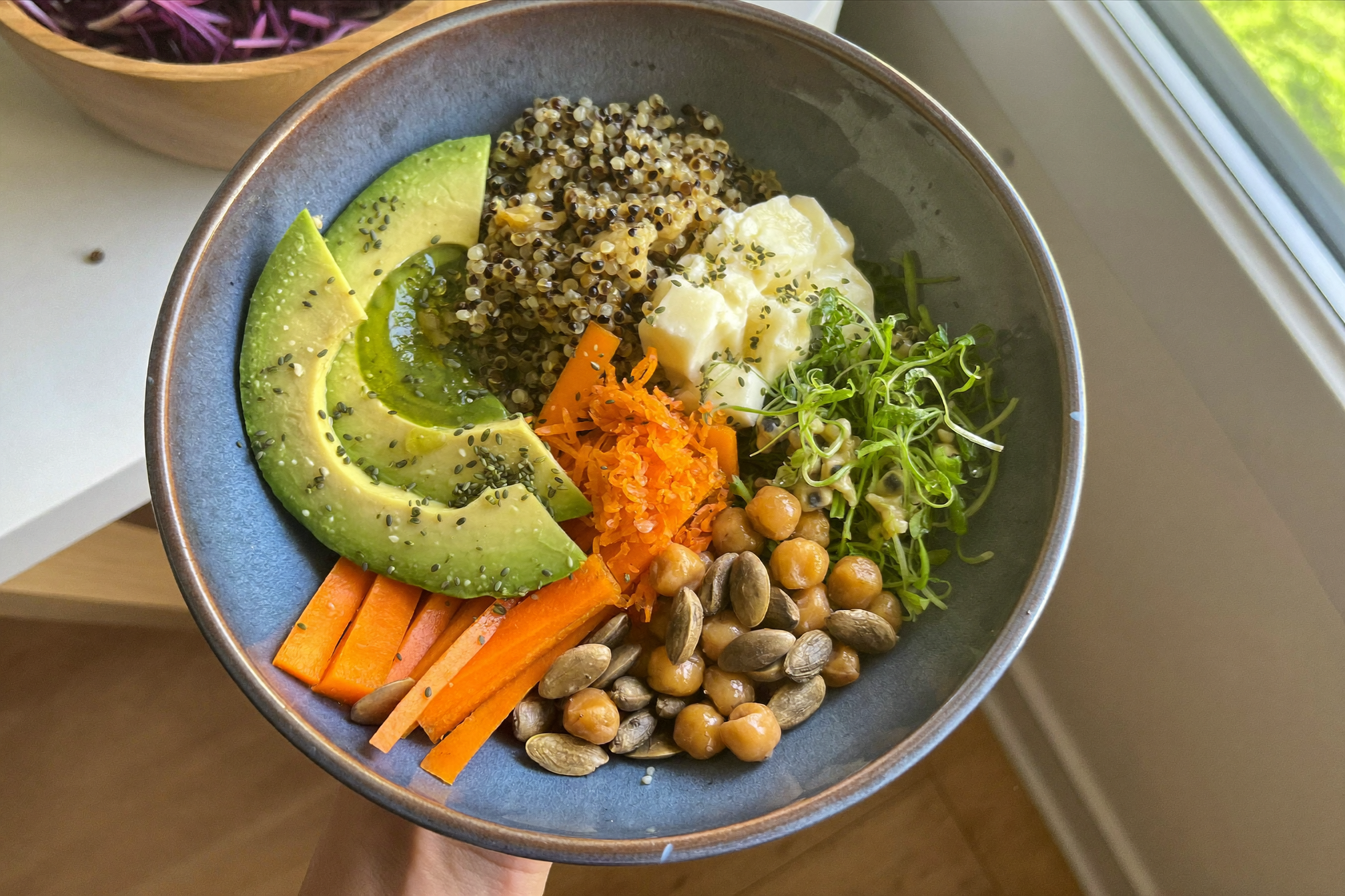 Buddha bowl au quinoa, avocat, pois chiches et graines