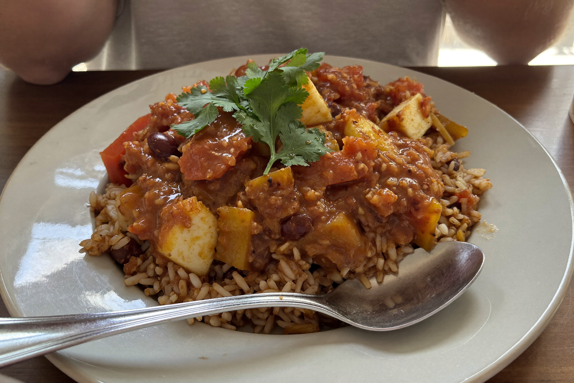 Bol de chili sin carne aux haricots rouges avec riz complet