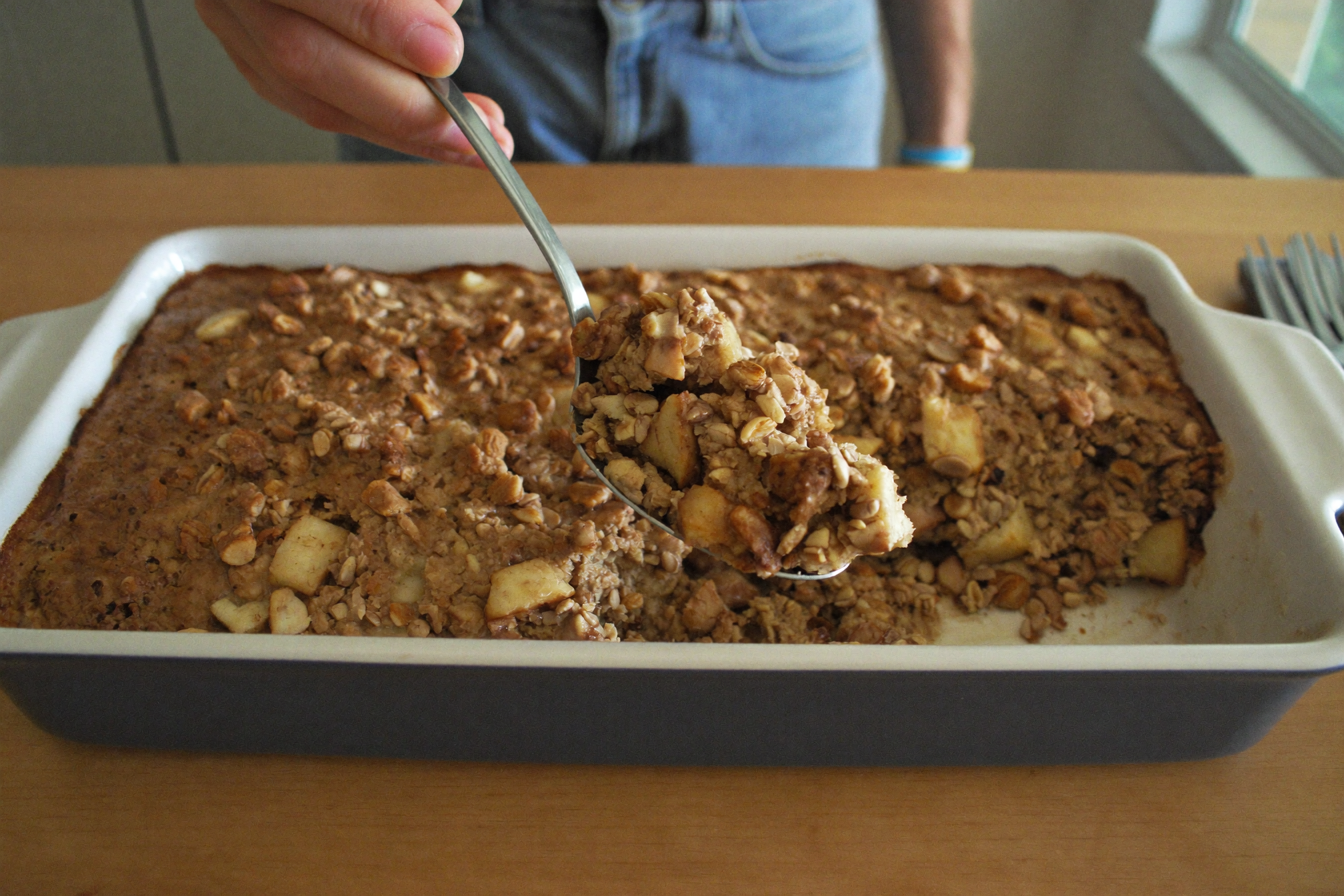Crumble pommes-flocons d'avoine doré dans un plat