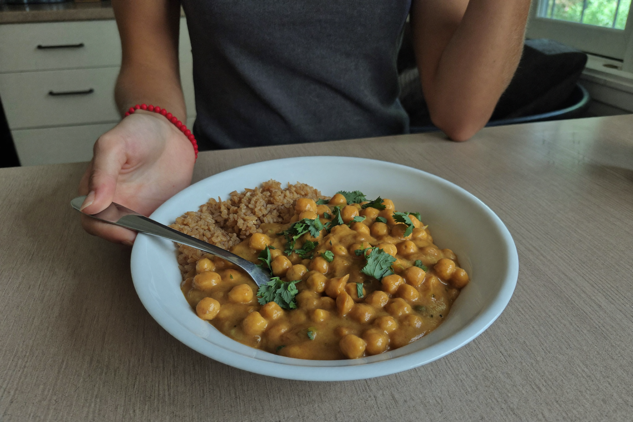 Curry de pois chiches et épinards avec riz complet