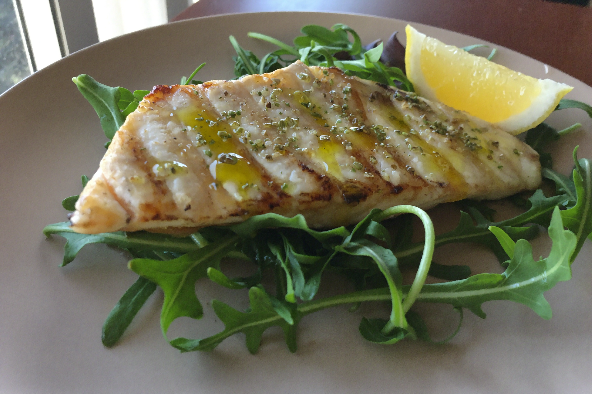 Maquereau grillé sur lit de roquette avec citron