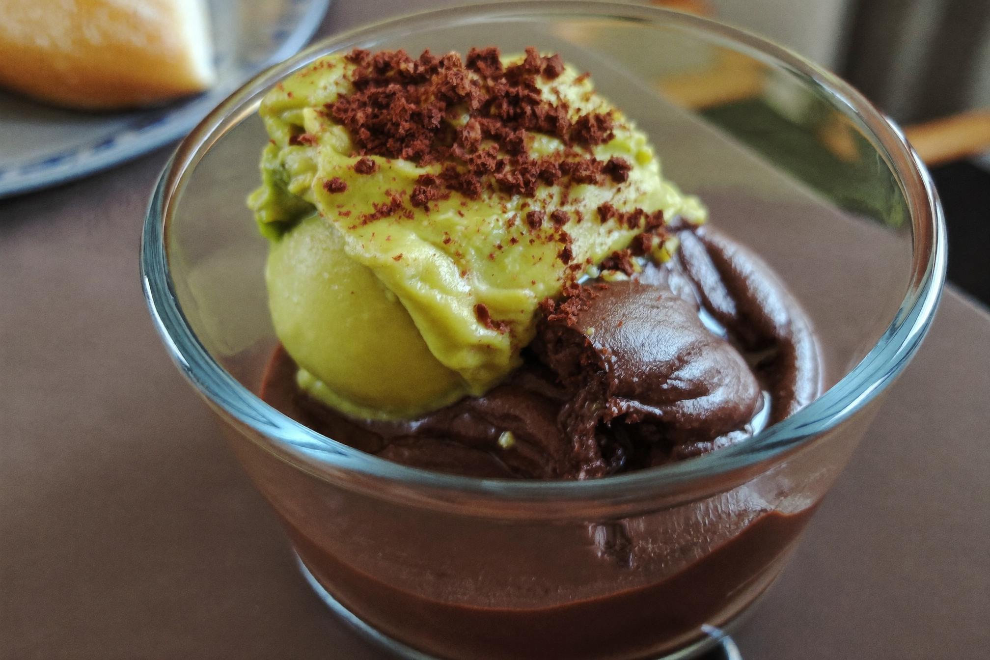 Mousse au chocolat noir et avocat saupoudrée de cacao