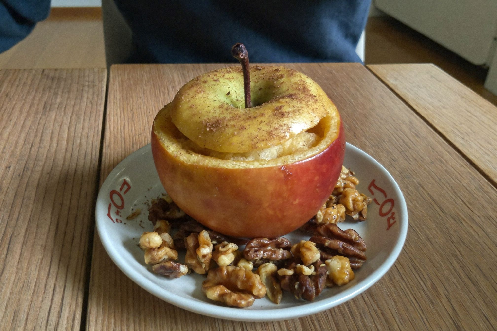 Pomme au four à la cannelle et aux noix