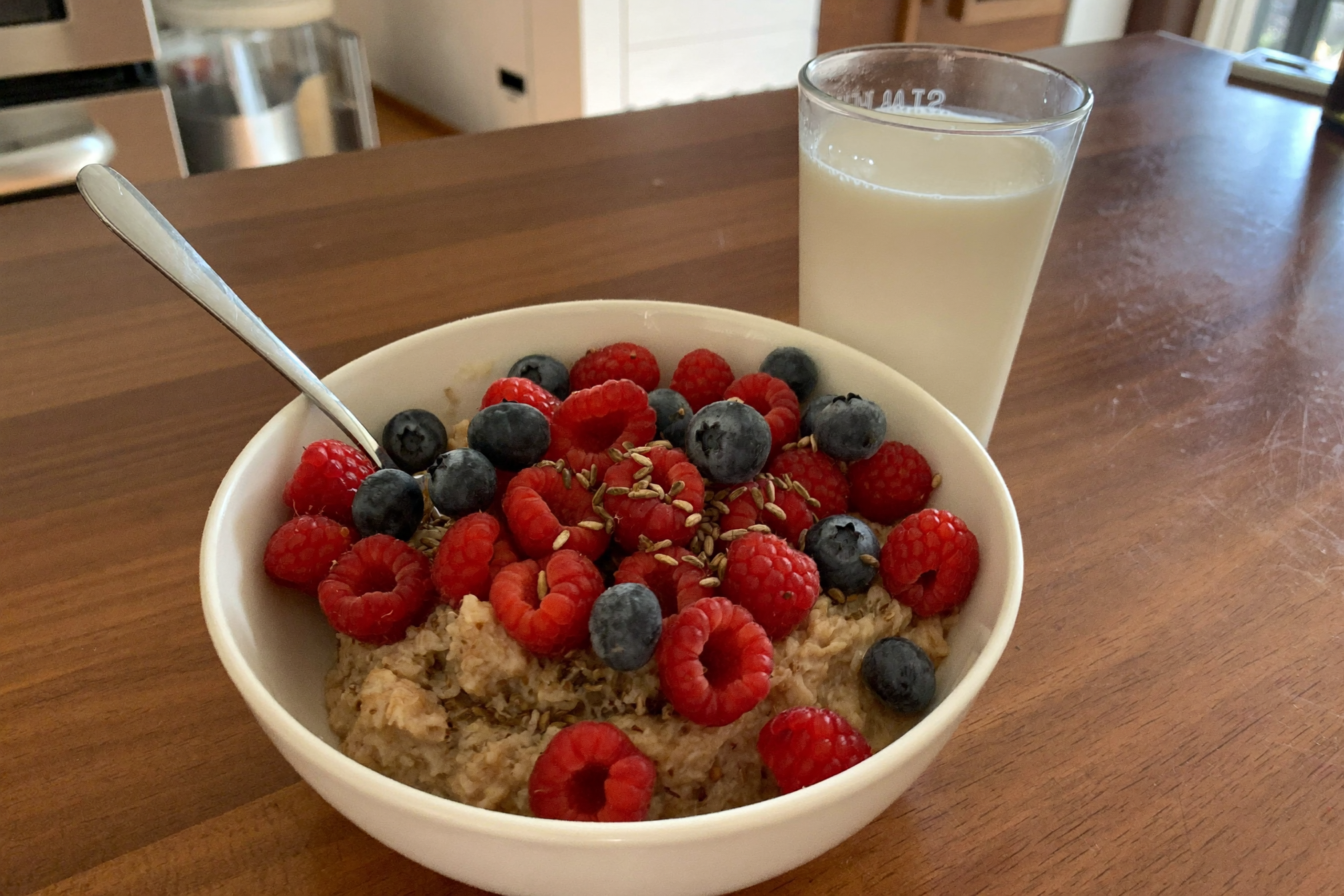 Bol de porridge d'avoine aux fruits rouges et graines de lin