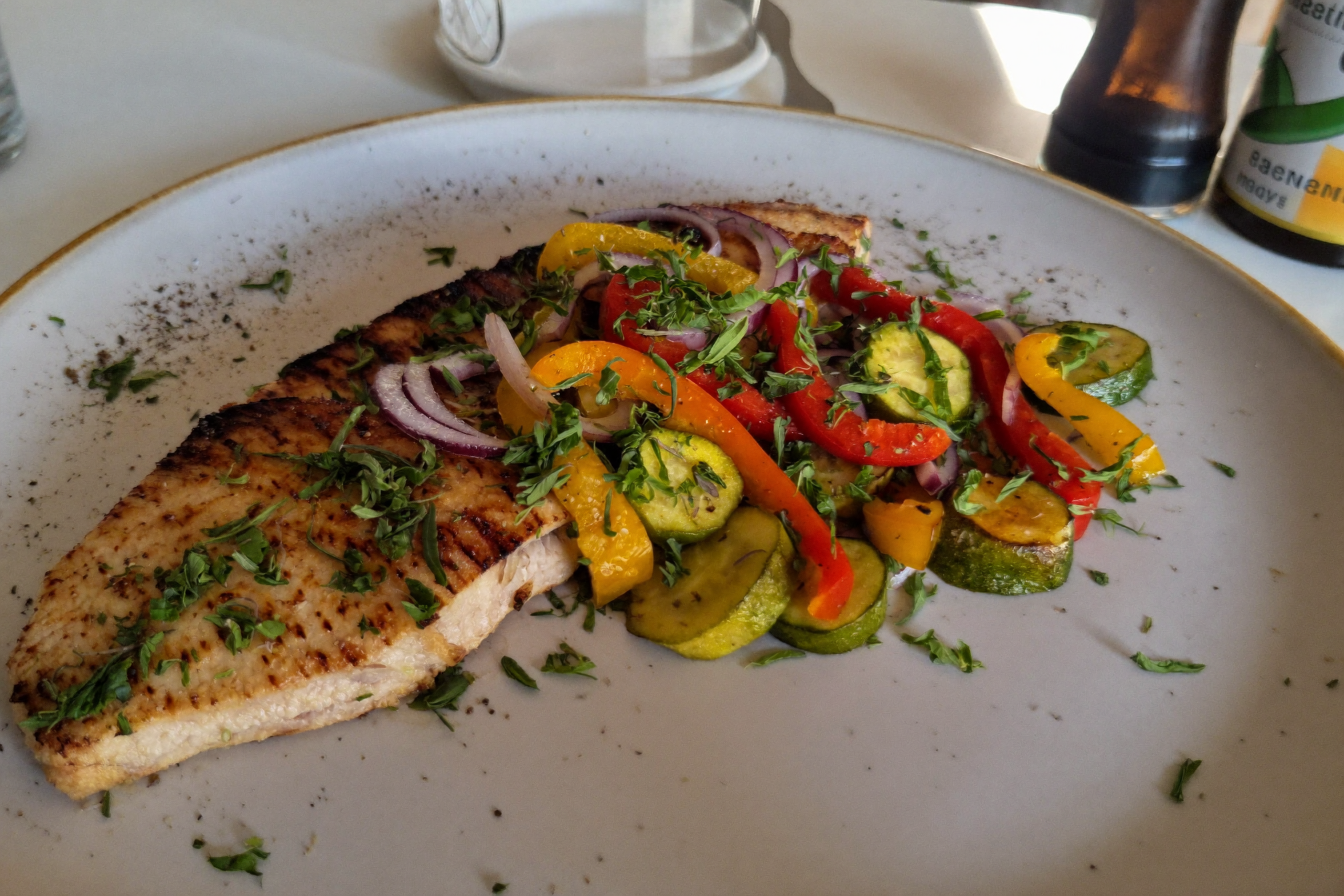 Poulet rôti avec légumes grillés et herbes