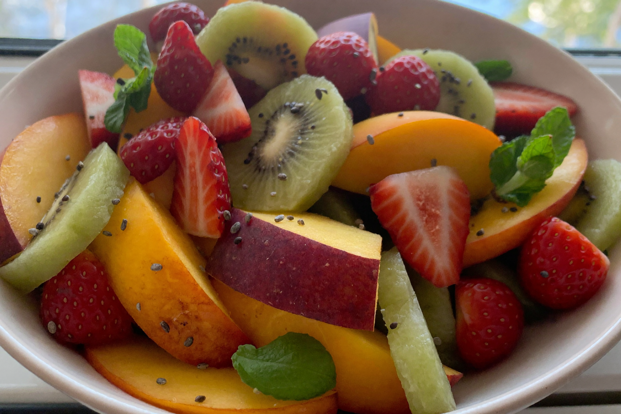 Salade de fruits frais aux graines de chia et menthe