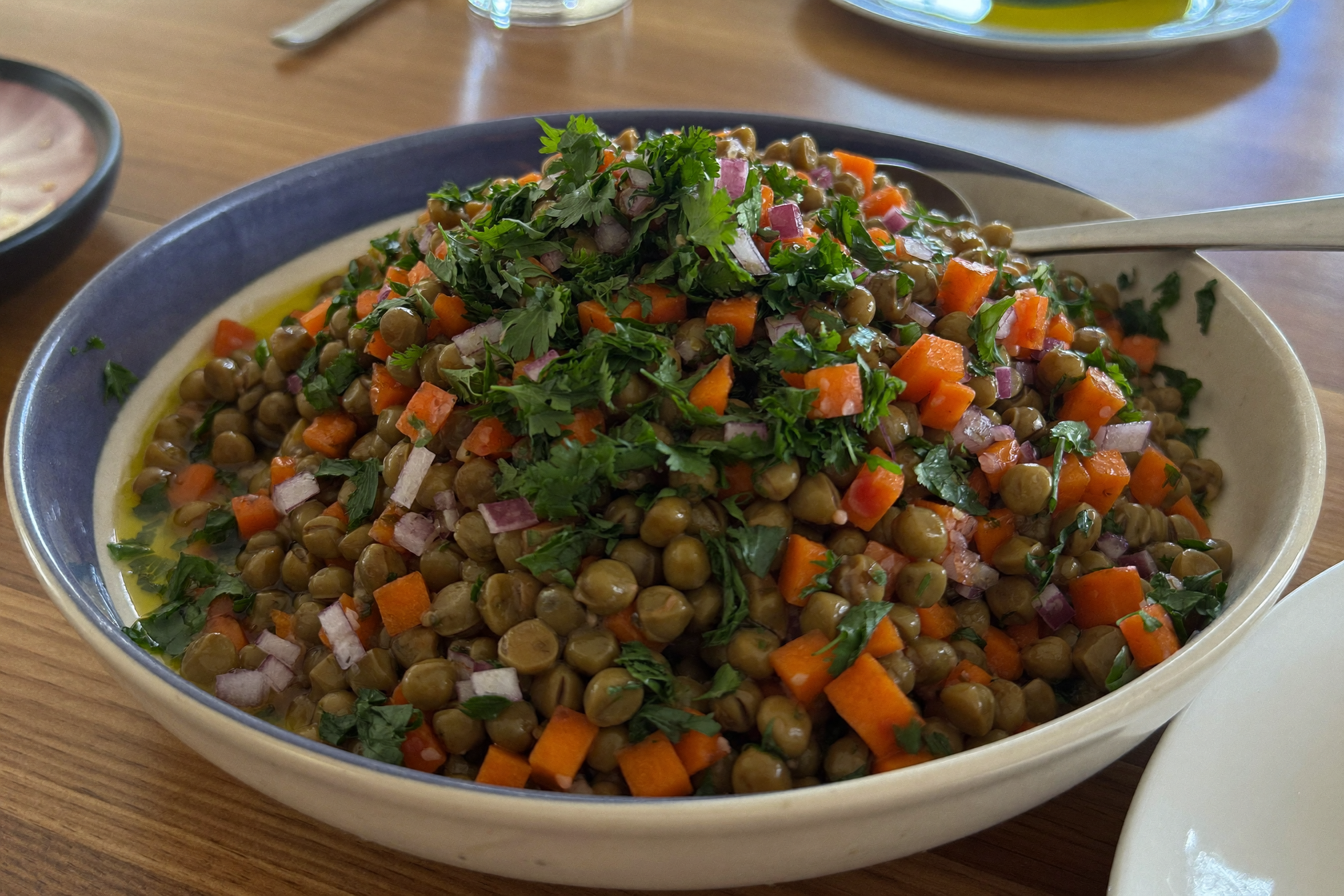 Salade de lentilles vertes aux herbes, carotte et persil