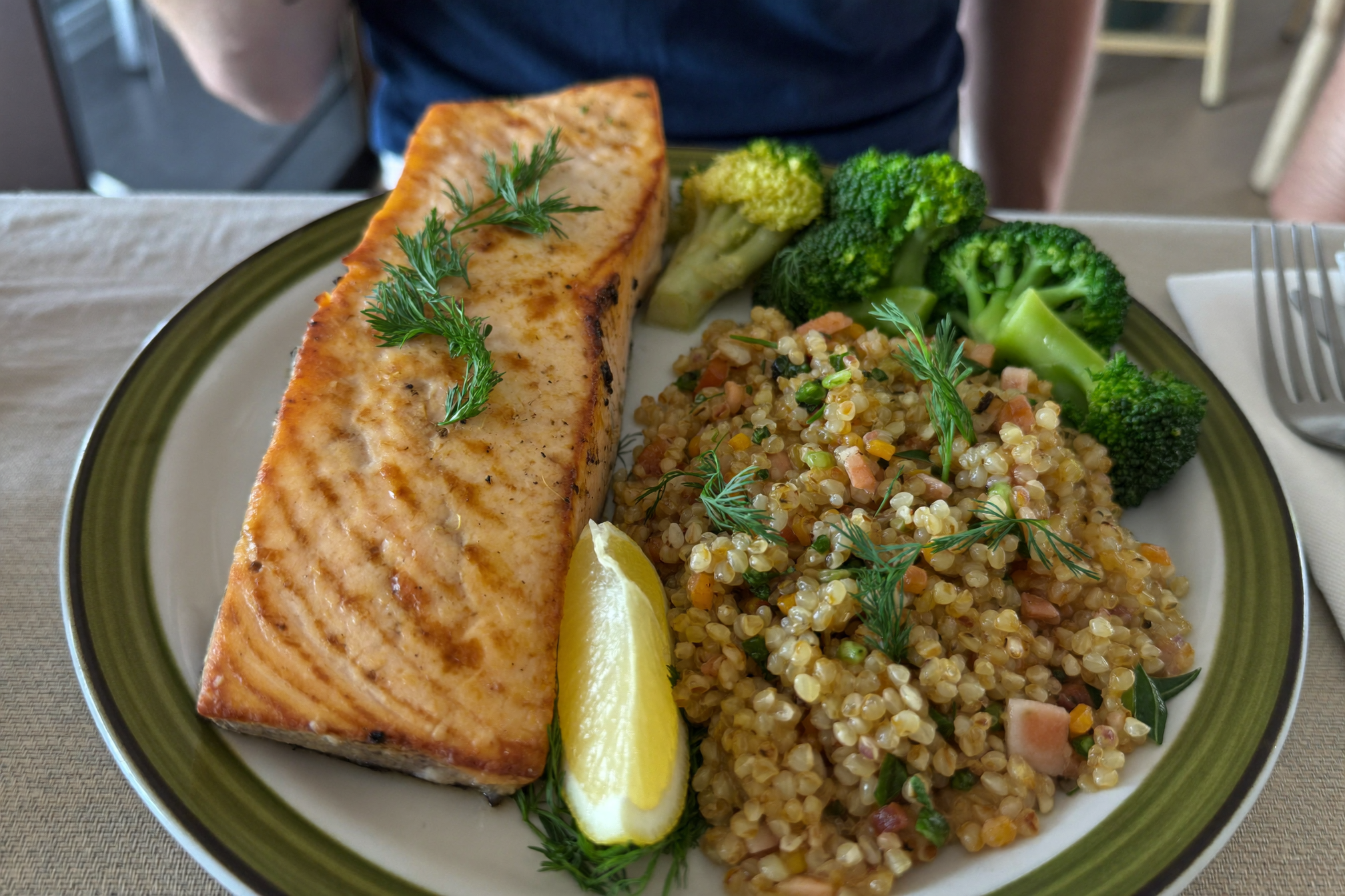 Assiette de saumon vapeur avec quinoa et brocoli